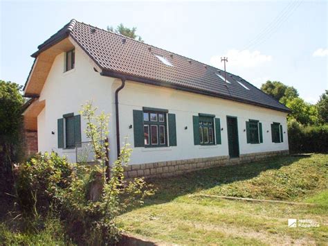 Vidiecky dom s veľkým pozemkom a ovocnými stromami