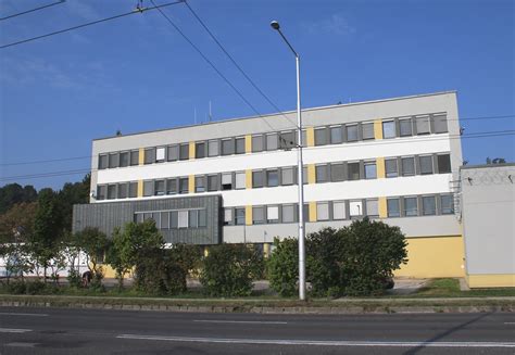 Fotografia administratívnej budovy vo Vrakuni
