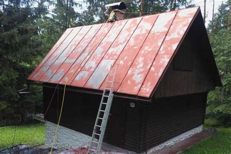Čistenie plechovej garáže pred natieraním