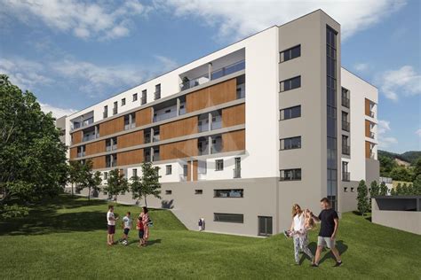 Ilustrácia bytového domu s ľuďmi komunikujúcimi na balkónoch