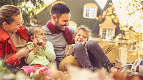 Ilustrácia rodiny relaxujúcej na záhrade