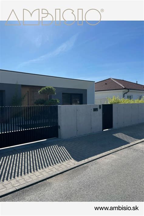 Fotografia oploteného pozemku s betónovým plotom