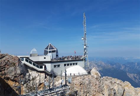 Výhľad z vrcholu Zugspitze na okolité Alpy