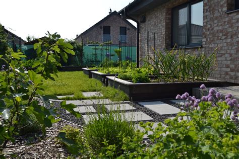 Záhrada pri bytovke v Turej