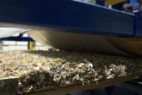 Výroba dosiek z recyklovaných nápojových obalov
