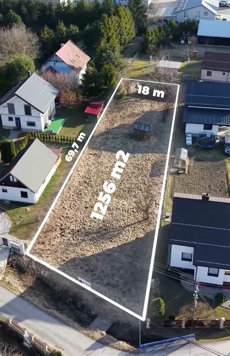 Diagram porovnávajúci rovinatý a svahovitý pozemok z hľadiska výstavby
