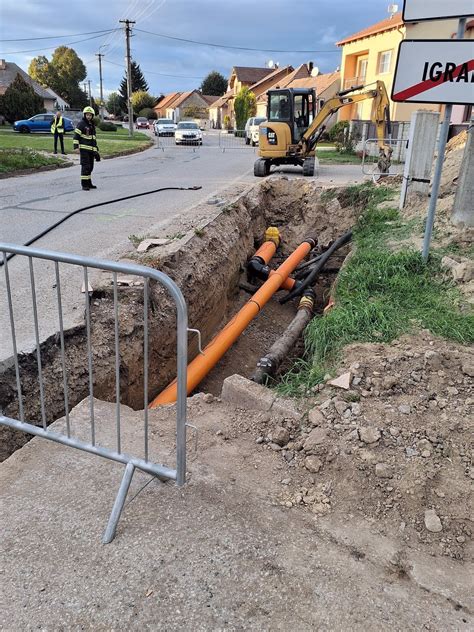 Ilustračná fotografia znázorňujúca proces zemných prác pri pokladaní plynového potrubia.