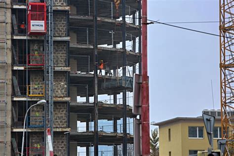 Detailná práca na fasáde budovy počas rekonštrukcie