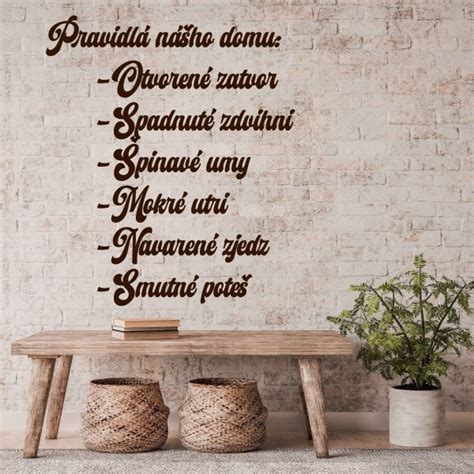 Ilustrácia znázorňujúca rôznych obyvateľov bytového domu dodržiavajúcich pravidlá.