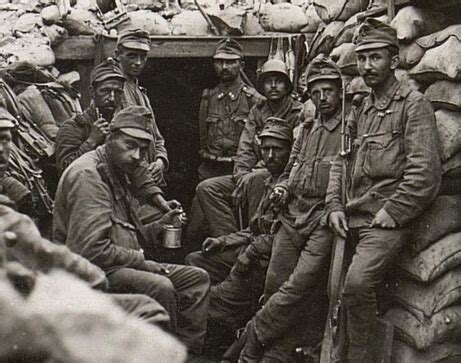 Dobová fotografia vojakov prvej svetovej vojny v Karpatách