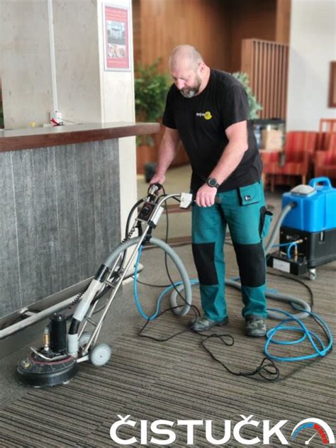 Čistenie stavebného otvoru od prachu a nečistôt