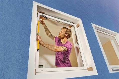 Vyváženie okna pomocou vodováhy a montážnych klinov