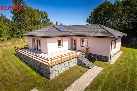 Ilustračná fotografia ružového bungalovu s terasou