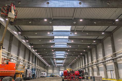 Interiér modernej výrobnej haly s vysokými stropmi a technologickým vybavením