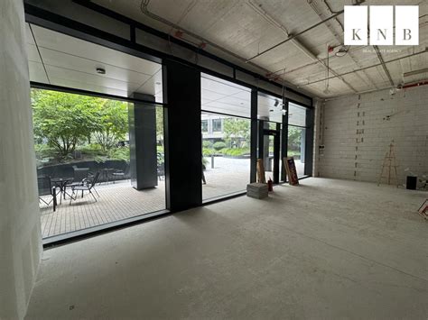 Vizualizácia moderného obchodného priestoru v centre mesta