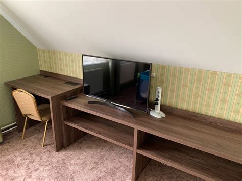 Detail izby s minibarom a TV
