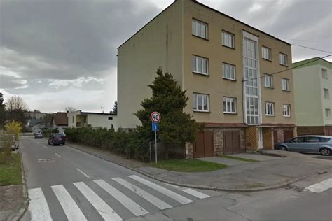 Ilustrácia ľudí stretávajúcich sa na ulici pred domami