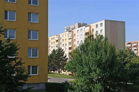 Ilustračný obrázok znázorňujúci rôzne typy nehnuteľností (domy, byty)