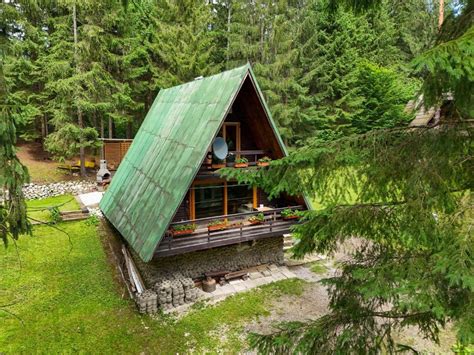 chatka v lese pri jazere