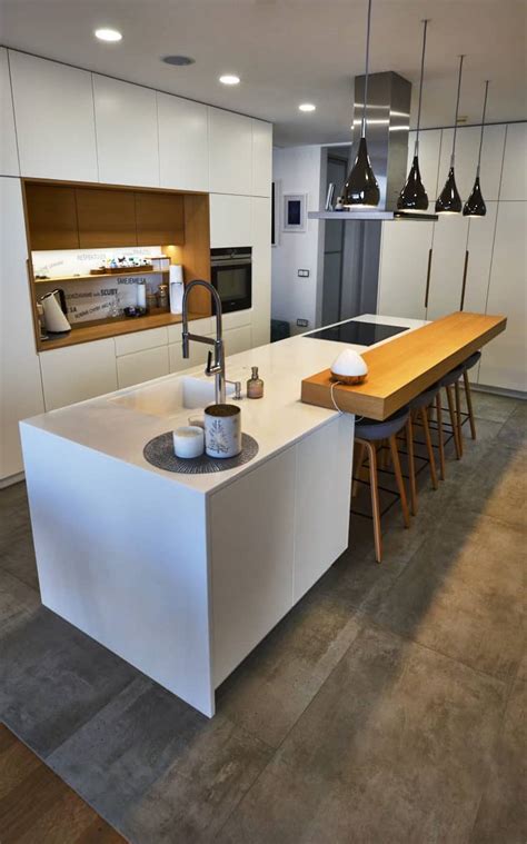 moderná kuchyňa s ostrovčekom a drevenými prvkami