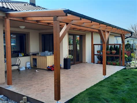 drevená pergola k modernému domu
