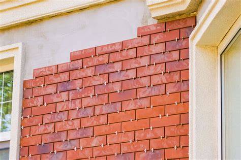 Detail tehlového obkladu s kontrastnou špárovkou