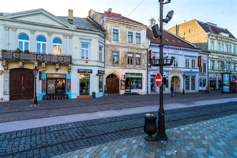Rušná ulica v centre mesta s obchodnými prevádzkami