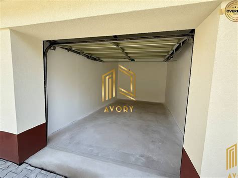 Fotografia radovej zástavby murovaných garáží