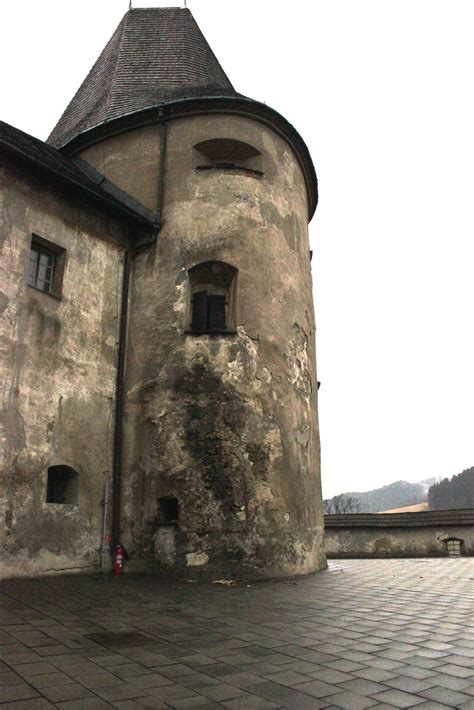 Ilustračná fotografia znázorňujúca betónovú, strohú architektúru