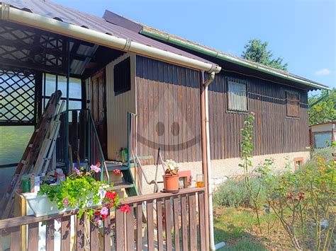 Fotografia slnečnej záhrady s malou chatkou