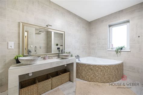 Ilustrácia pozemku s vyznačenou hranicou a ideálnym umiestnením garáže