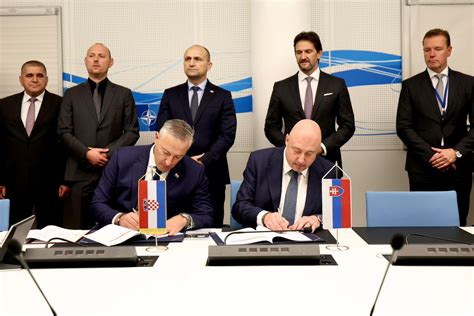 podnikatelia pri podpise zmluvy