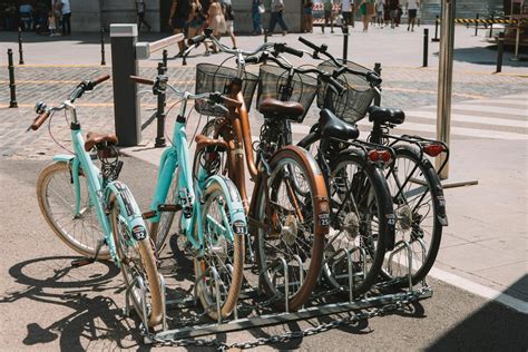 Ilustrácia znázorňujúca rôzne možnosti dopravy - auto, vlak, lietadlo, bicykel