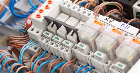 Ilustračná fotografia novostavby s detailom na elektrické rozvody.