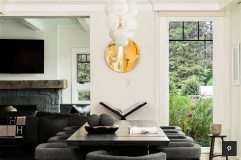 Moderný dom v japonskom štýle s čierno-bielou paletou