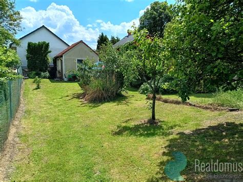 Ilustračná fotografia záhrady s malou chatkou