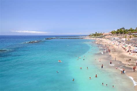 Preplnená pláž na Tenerife
