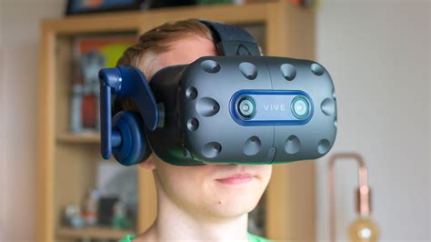 Študenti používajúci VR headset na výučbu anatómie
