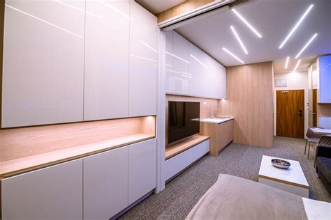 Interiér apartmánu s moderným nábytkom, televízorom a kuchynským kútom