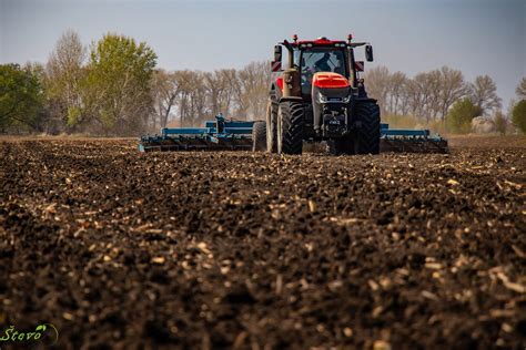 Ilustrácia poľnohospodárskej pôdy s traktorom