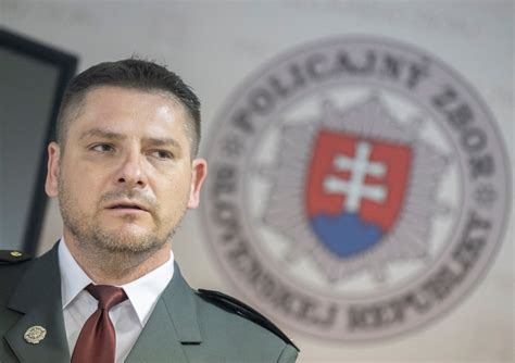 Ilustračná fotografia policajného pracovníka vybavujúceho občana.