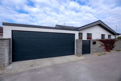 Moderná garáž pri rodinnom dome