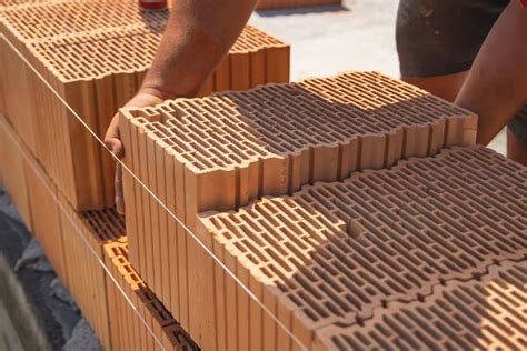 Rôzne materiály na stavbe ako tehly, betón a drevo