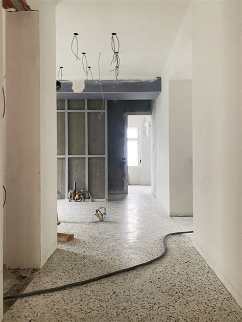 Interiér historickej budovy s novými trámami