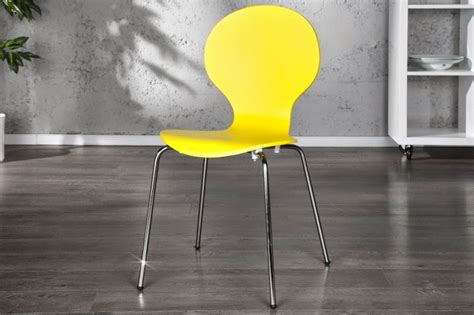 farebné drevené jedálenské stoličky