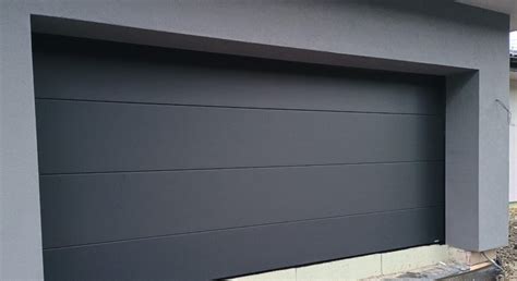 Detail panelov sekcionálnej garážovej brány s polyuretánovou výplňou