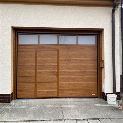 Garážová brána s integrovanými priechodnými dverami