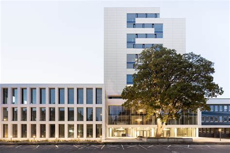 Ilustračná fotografia modernej administratívnej budovy