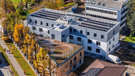 Infografika porovnávajúca štruktúru stavebných úradov pred a po roku 2013