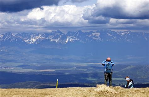 Panoráma Tatranskej Javoriny s výhľadom na hory